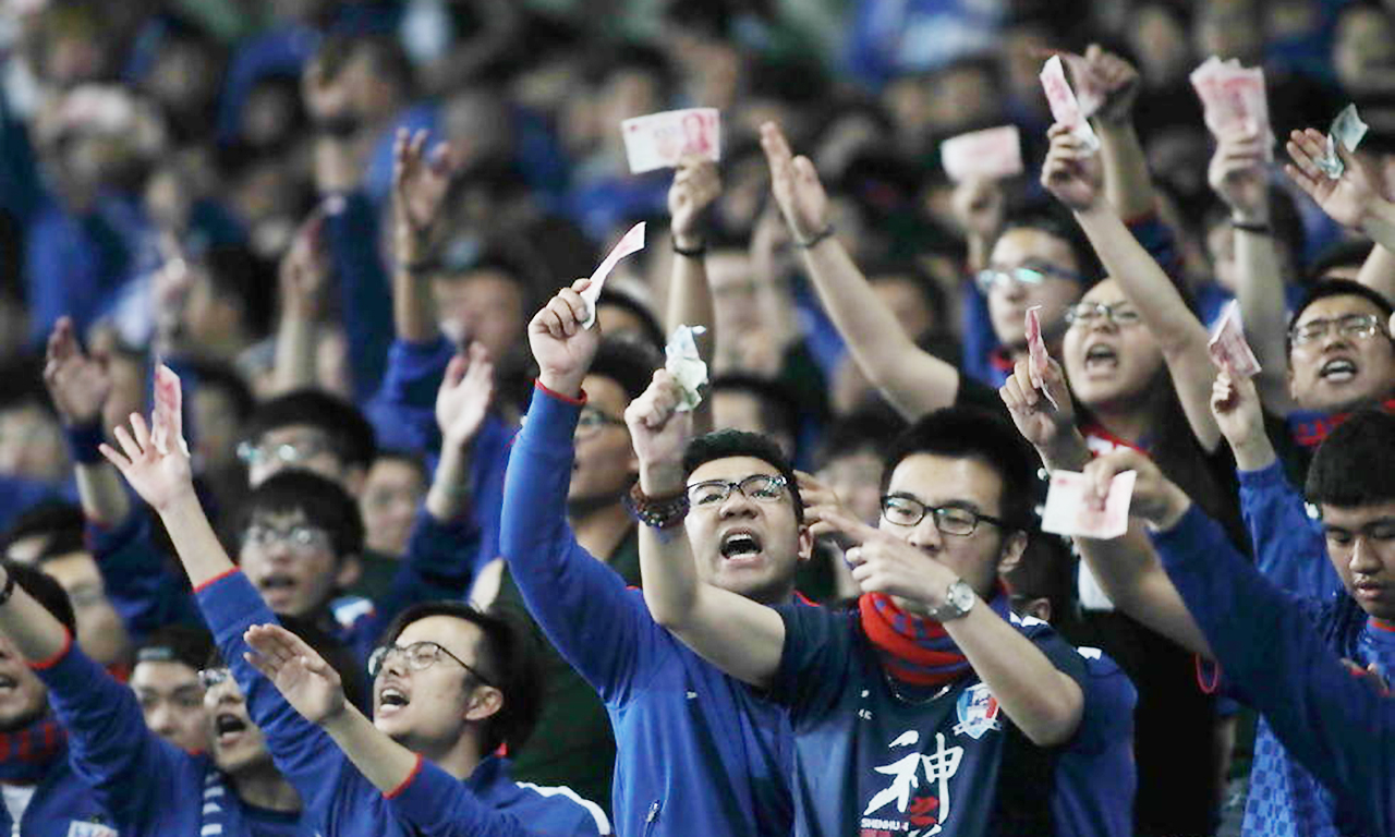 国足最美女粉丝!中国球迷1举动向日本学习