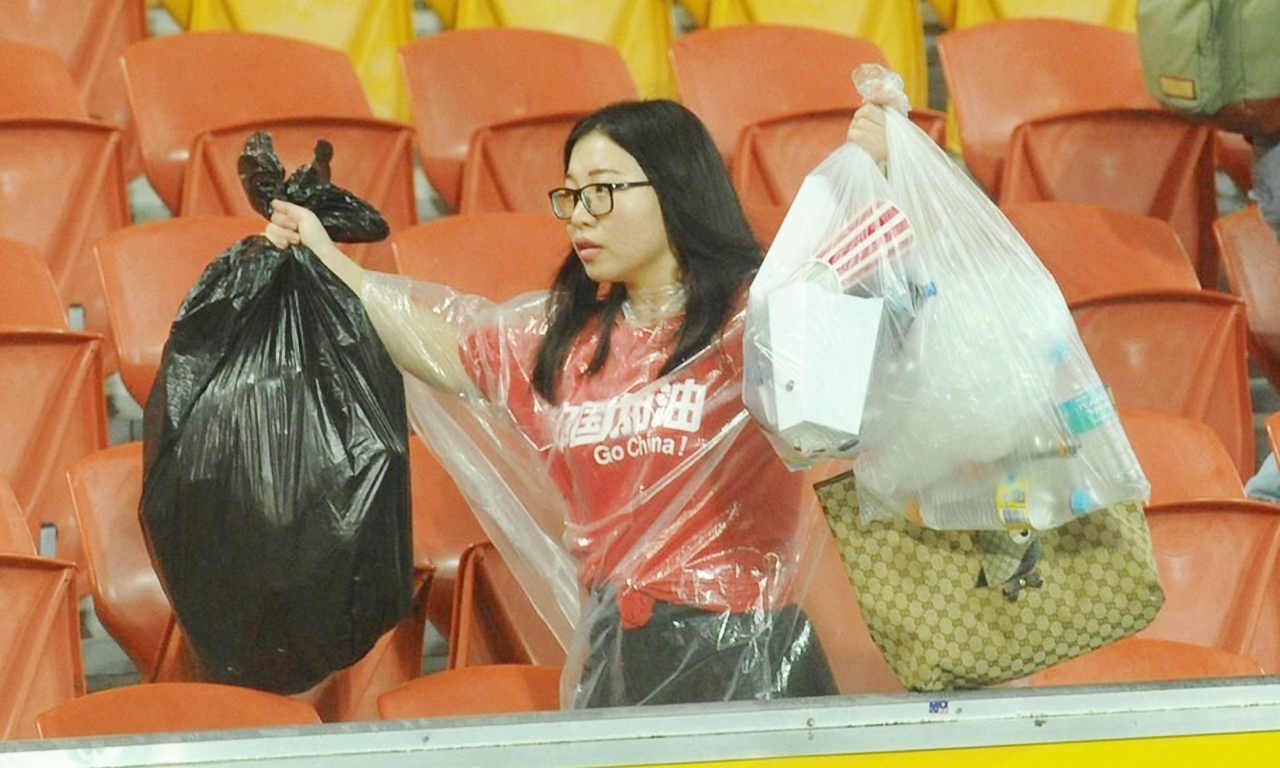 国足最美女粉丝!中国球迷1举动向日本学习