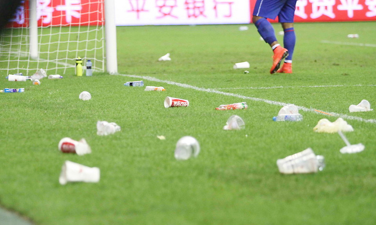 国足最美女粉丝!中国球迷1举动向日本学习