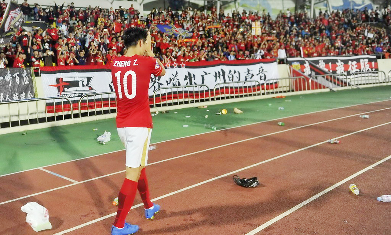 国足最美女粉丝!中国球迷1举动向日本学习