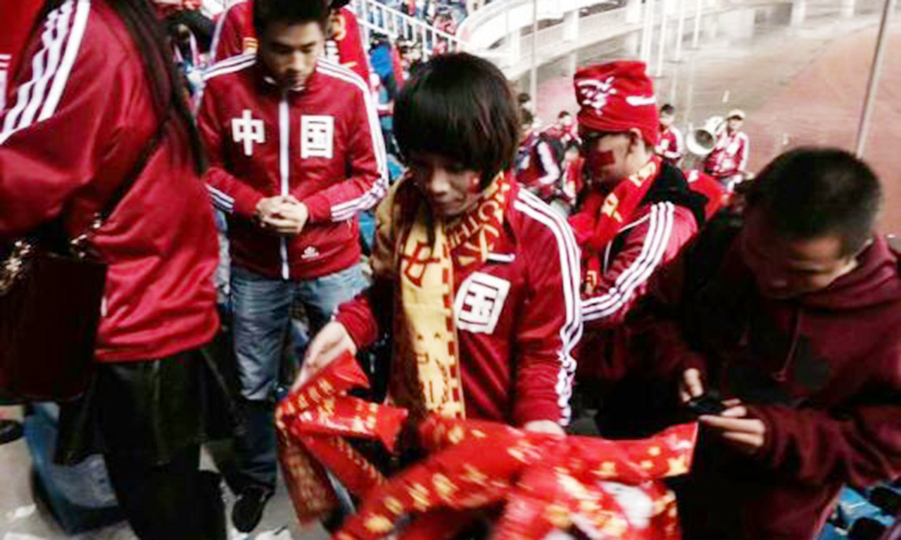 国足最美女粉丝!中国球迷1举动向日本学习