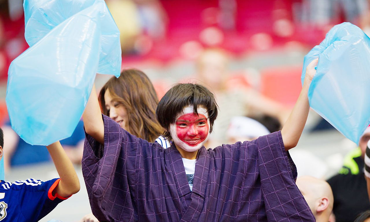 国足最美女粉丝!中国球迷1举动向日本学习