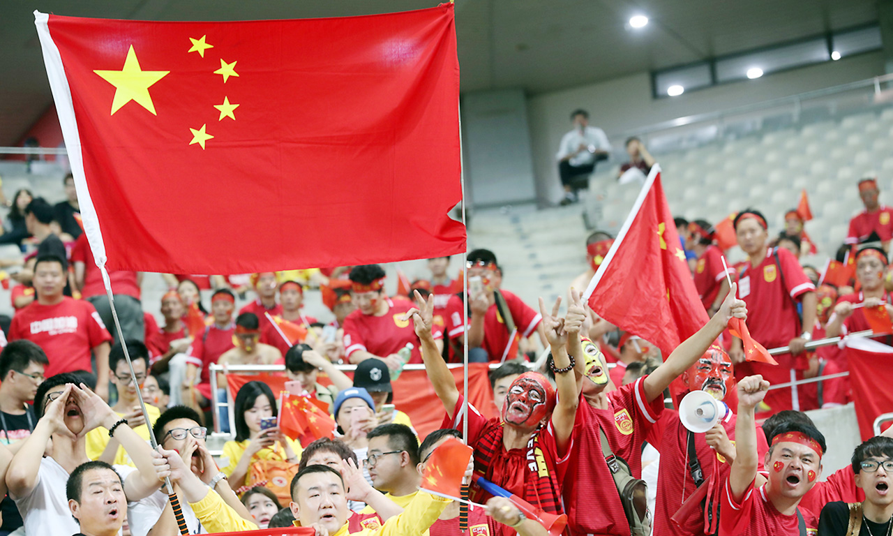 国足最美女粉丝!中国球迷1举动向日本学习