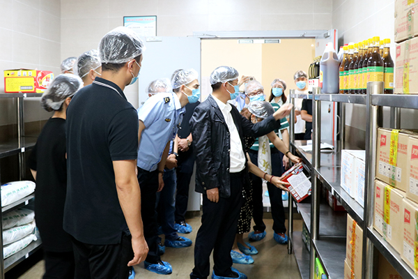 （张）宜宾翠屏区领导到宜宾市一曼中学校督查食品安全工作_fororder_检查现场-摄影-陈国峰