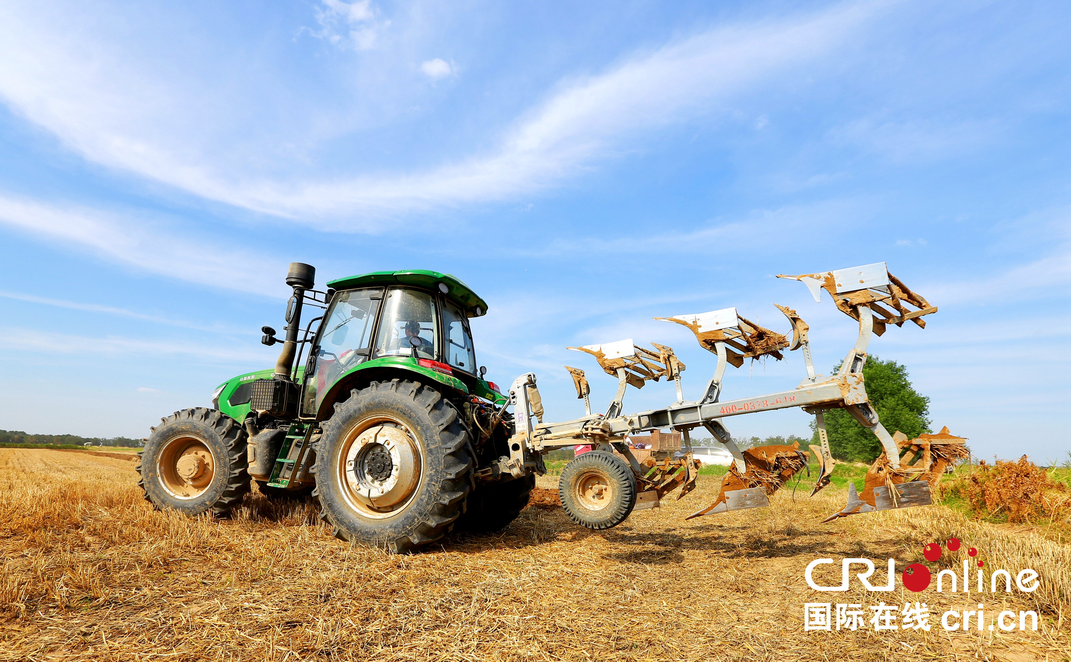 陕西潼关：抢抓农时夏种耕作忙_fororder_6月16日，潼关县四知村农户驾驶农机正在小麦收割后的田间犁地。 (2)