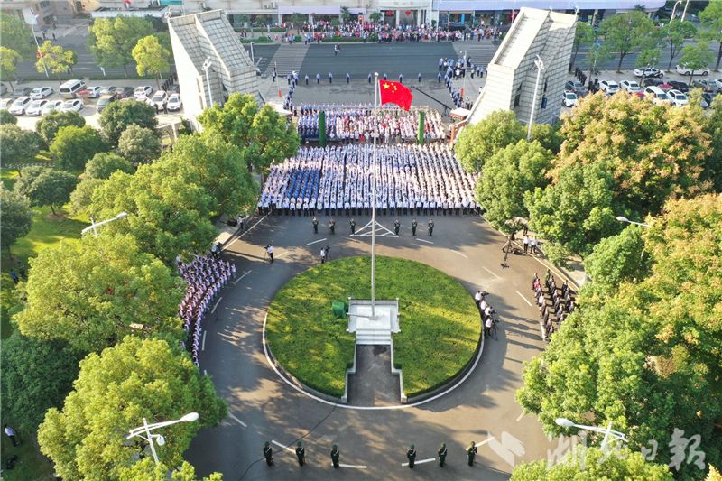 湖北省庆祝中华人民共和国成立70周年升国旗仪式隆重举行