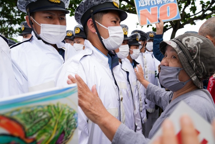 美军持续“放毒”　冲绳地下水检出15种违禁化学品_fororder_冲绳民众抗议要求削减冲绳美军基地规模甚至将美军基地全部撤出