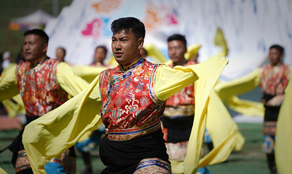 观雪山、赏踢踏、寻月亮、看走马……2023四川甘孜山地文化旅游节开幕_fororder_当地群众表演踢踏舞