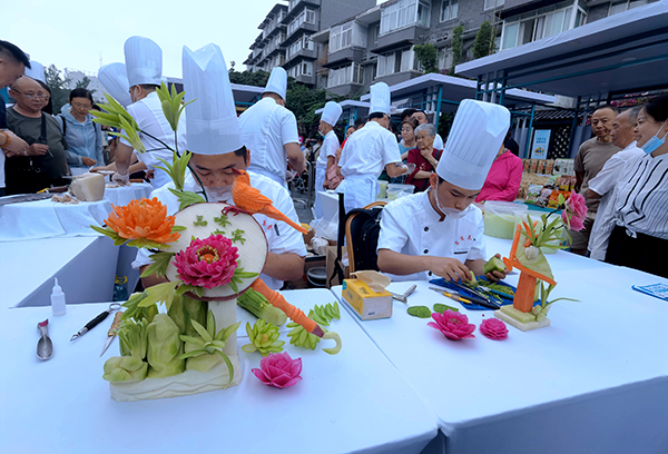 （张）300多种产品集中亮相成都 宜宾（成都）城市购物节在宽窄巷子开幕_fororder_宜宾美食制作现场-摄影-何芳