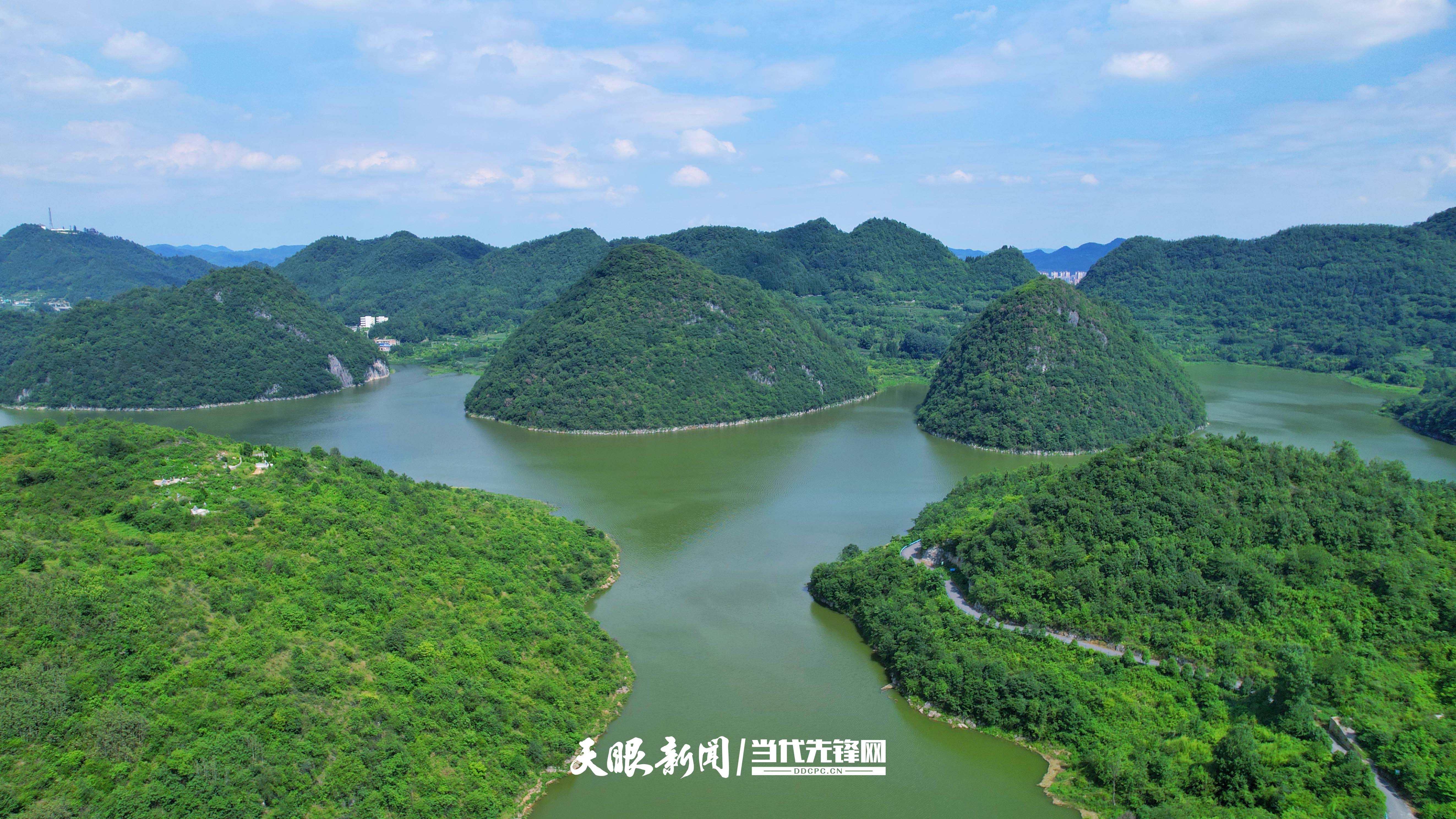 毕节：景美如画倒天河