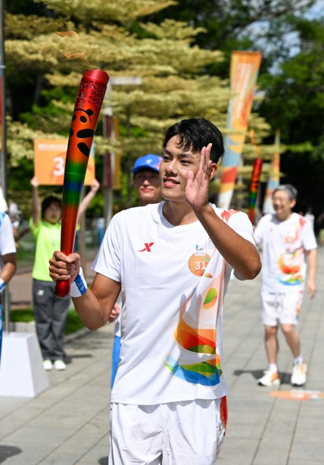 （转载）成都大运会火炬在深圳传递