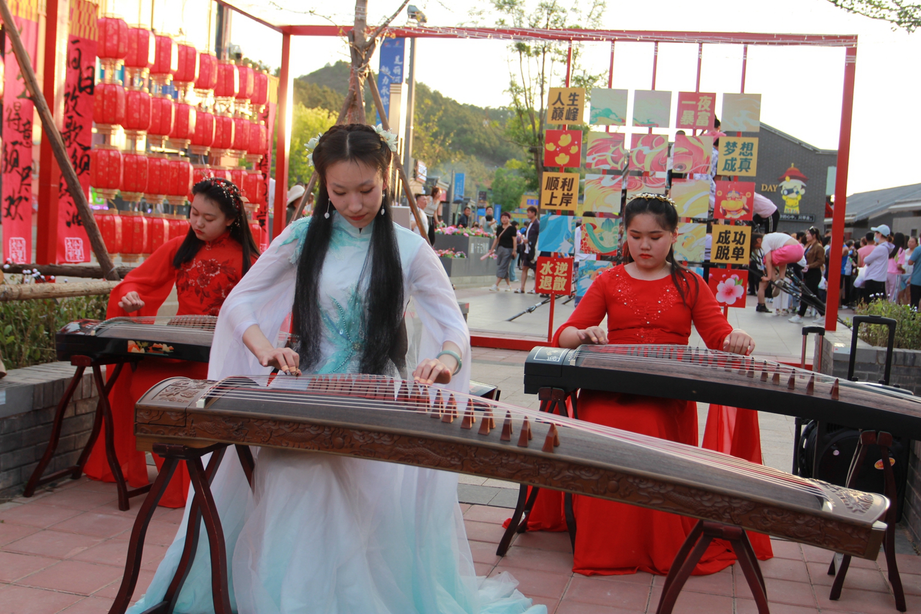 图片默认标题_fororder_图为演员在元宝街古筝演奏。.JPG