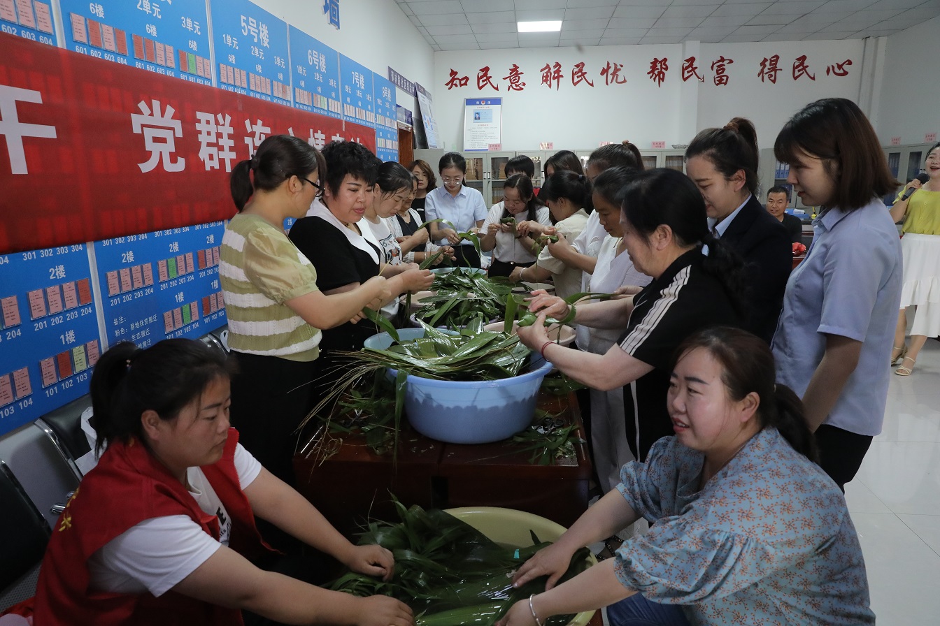 榆林横山郁林路社区：一叶一粽总关情 小小粽子暖民心_fororder_0Q3A4257.JPG