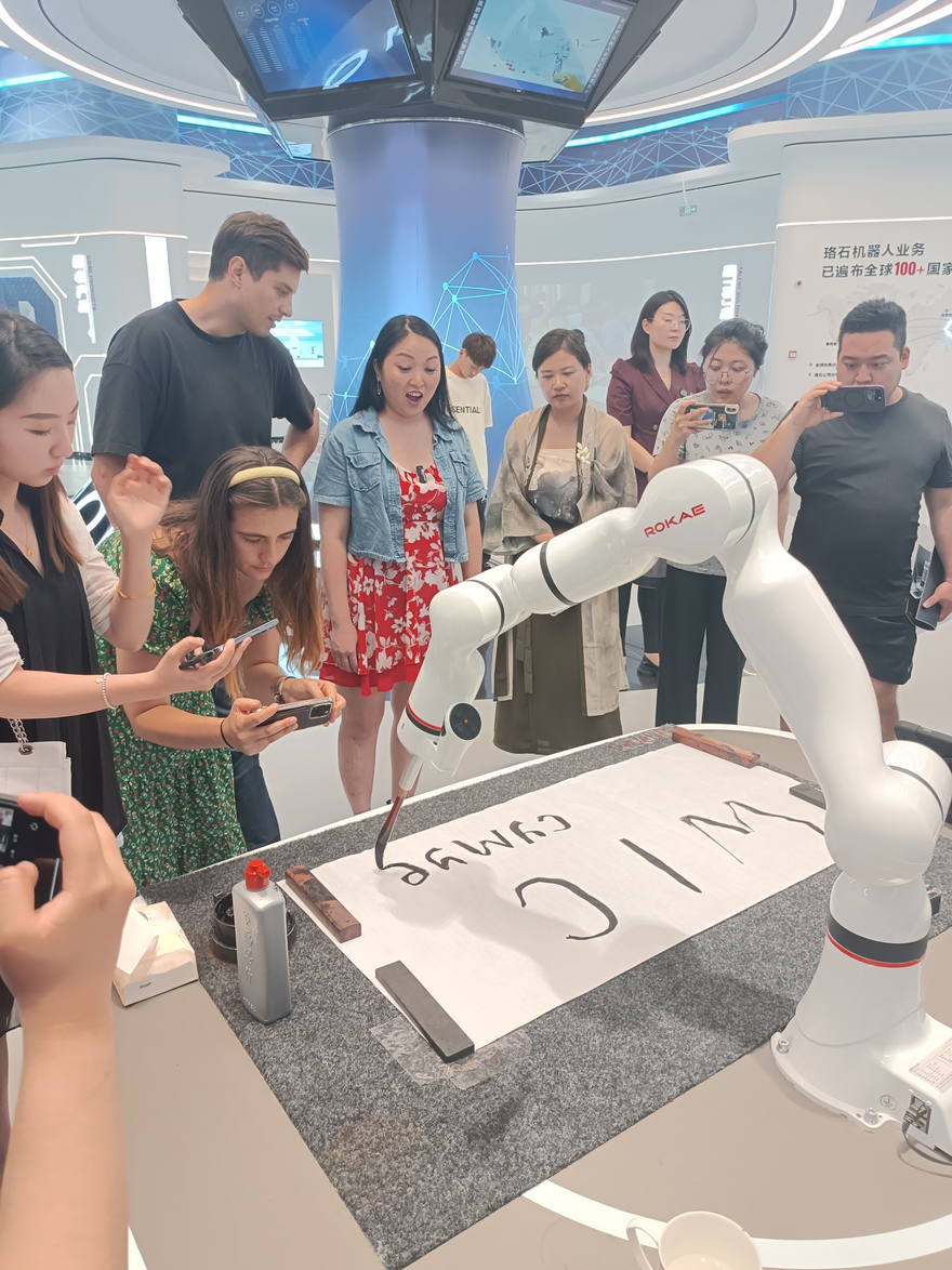 Foreign Internet Influencers Experience Fusion and Collision of Traditional Chinese Culture and Modern Technology in Birthplace of Confucian Culture_fororder_图片2