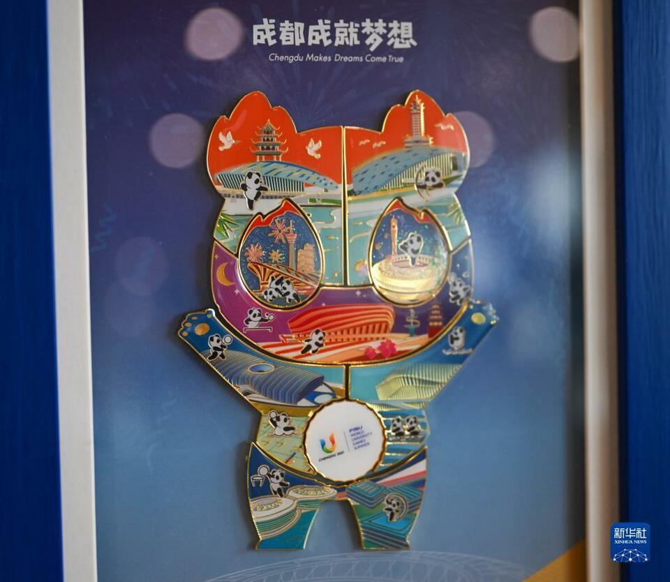 新华全媒+丨大运熊猫特许商品受热捧