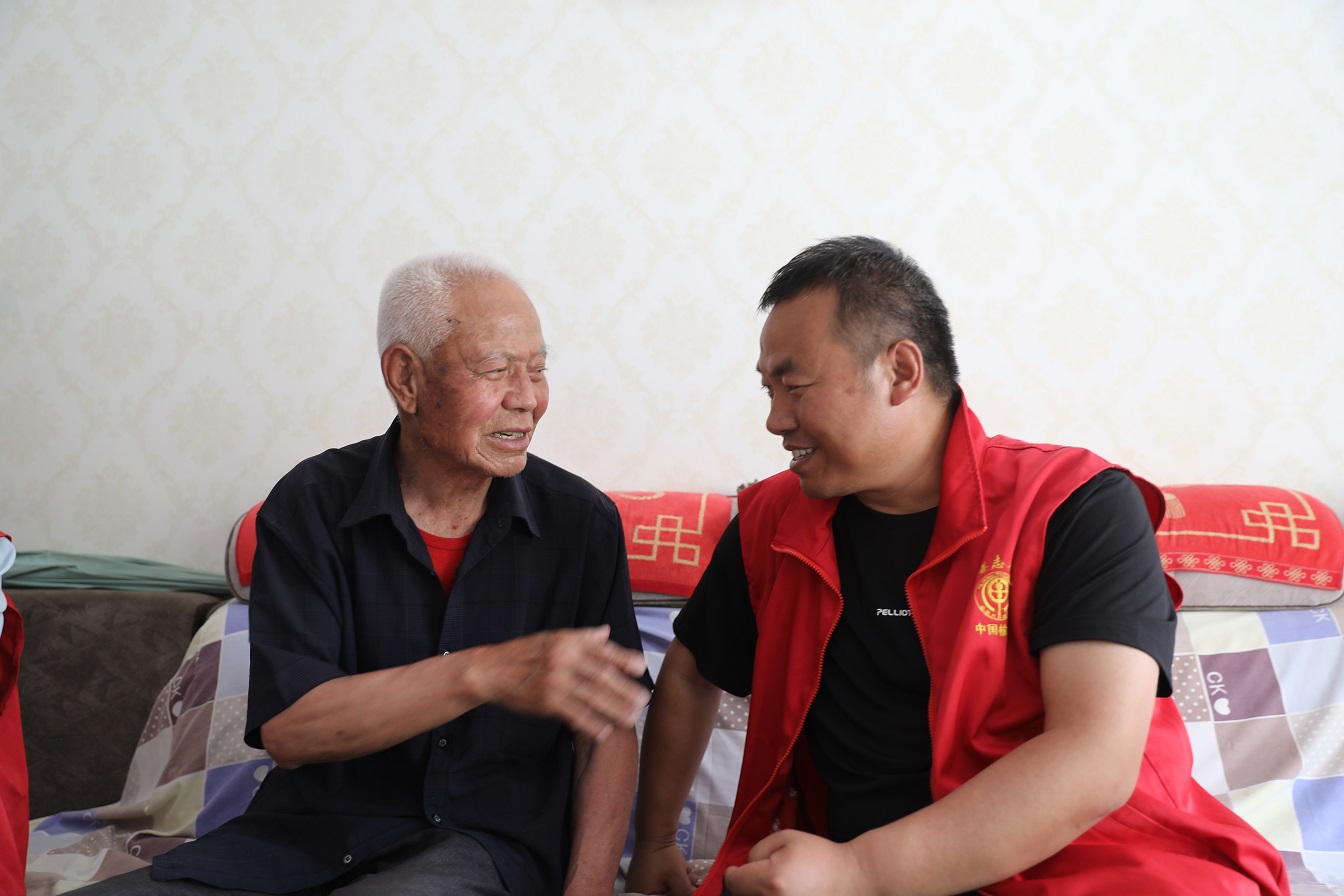 榆林横山郁林路社区：一叶一粽总关情 小小粽子暖民心_fororder_社区书记杨开军和罗守兵交谈.JPG