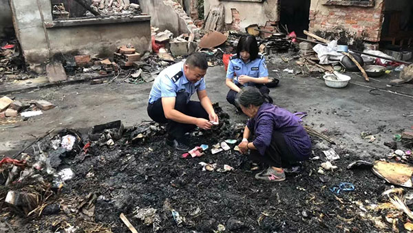 （张）广汉民警在废墟堆为老人刨出“救命钱”_fororder_微信图片_20230620091058
