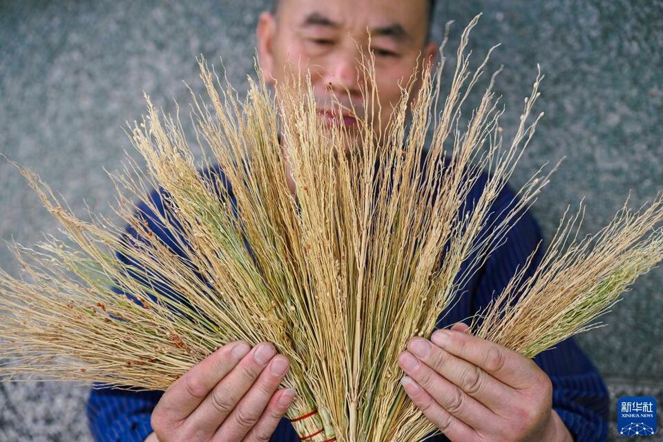 工艺笤帚“守艺人”：巧手编制的端午祝福