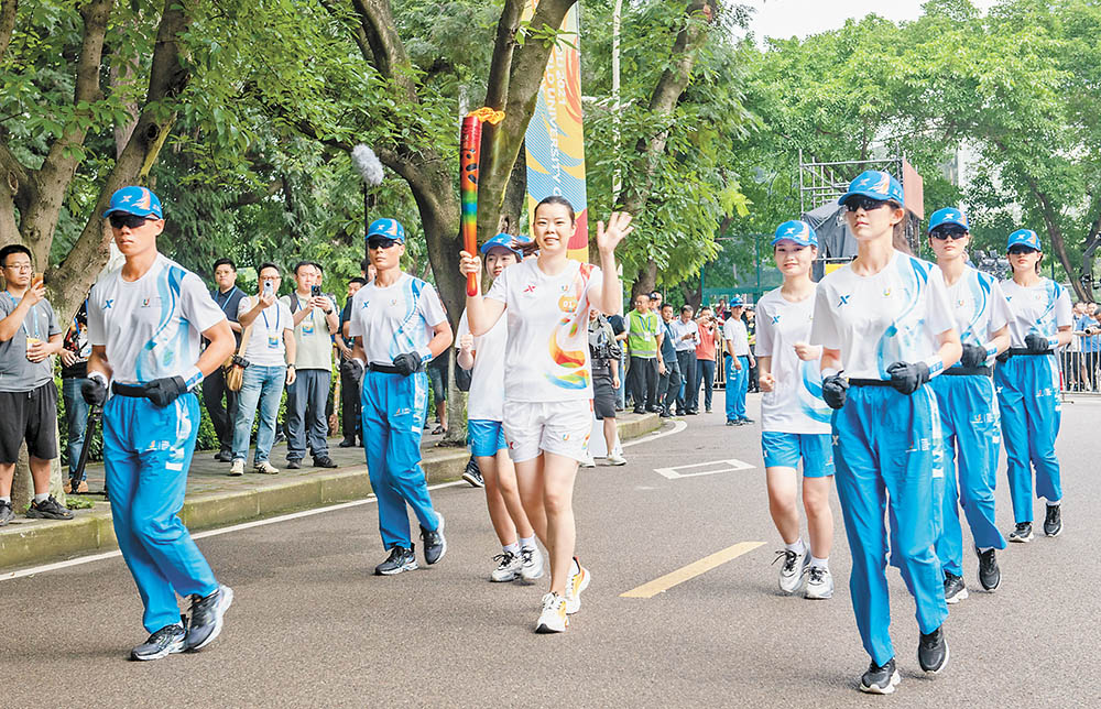 【城市远洋】成都大运会火炬在渝传递