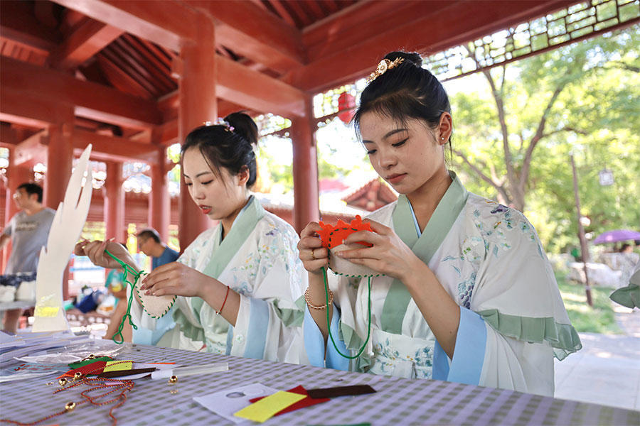 制香囊、投壶、粽子人偶互动……聊城古城区绮园端午游园欢乐多