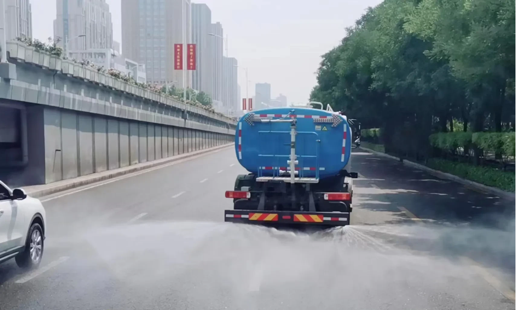 石家庄裕华区城管环卫大队开展道路降尘降温洒水作业_fororder_一辆水雾炮车正在进行湿化作业2
