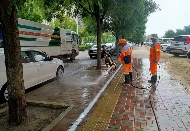 石家庄裕华区城管环卫大队开展道路降尘降温洒水作业_fororder_环卫工人进行路面冲洗作业