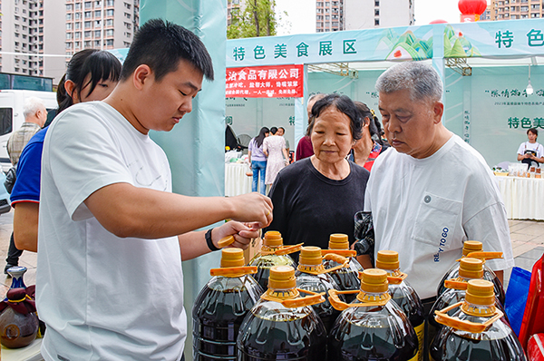 （张）自贡市富顺县2023年端午节特色农产品暨美食展销活动正式开幕_fororder_4市民购买农产品（摄影-赵丽）