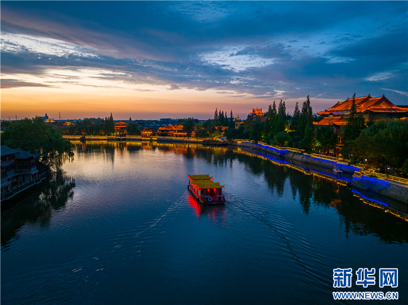 山东台儿庄古城：盛夏傍晚，火烧云“点燃”水乡