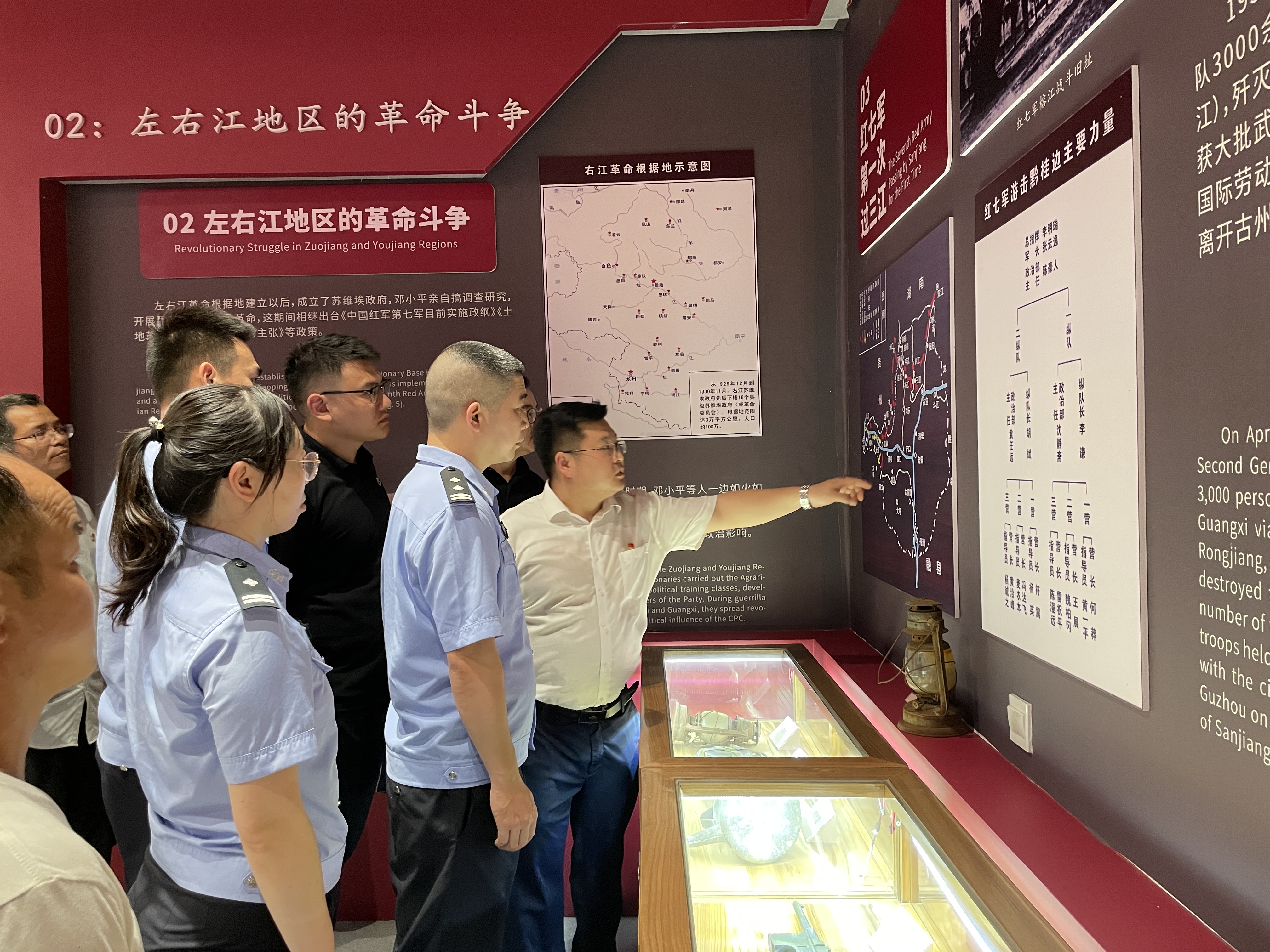 福建漳州出入境边防检查站：携手创建党建帮扶品牌 巩固拓展脱贫攻坚成果_fororder_图为与会人员到红七军主题展示馆现场教学