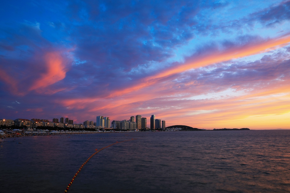 晴朗夏日，到海边和天空来次约会吧！