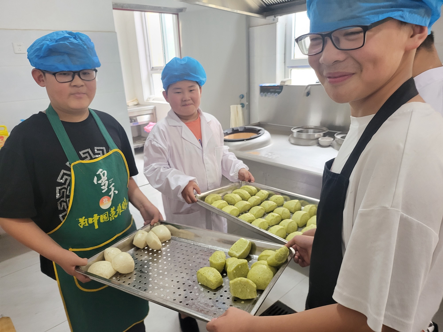 保定市满城区：学生变身“小农夫” 体验丰收乐趣_fororder_学生准备上锅蒸馒头 摄影 朱路