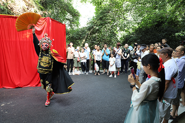 眉山丹棱：老峨山“六月六”朝山会吸引八方游客来朝_fororder_民俗表演吸引游客驻足观看--摄影-彭川