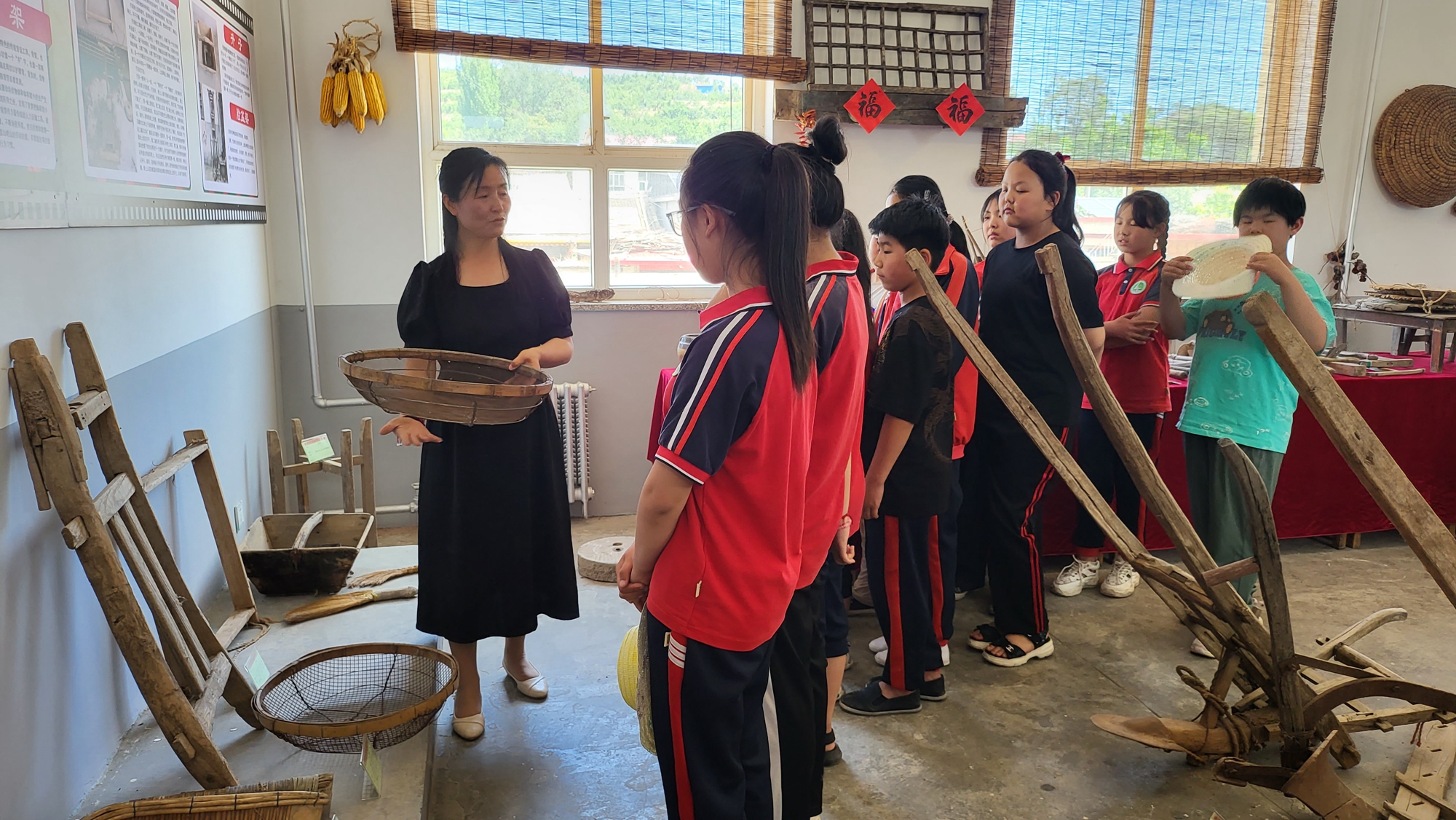 保定市满城区：学生变身“小农夫” 体验丰收乐趣_fororder_教师在为学生介绍农具 摄影 赵素娟