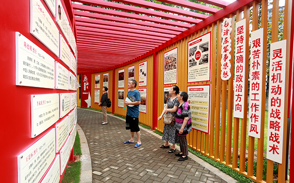 眉山仁寿：笃行不怠勇担当 双拥共建谱新篇_fororder_市民参观双拥文化廊-供图-仁寿县委宣传部