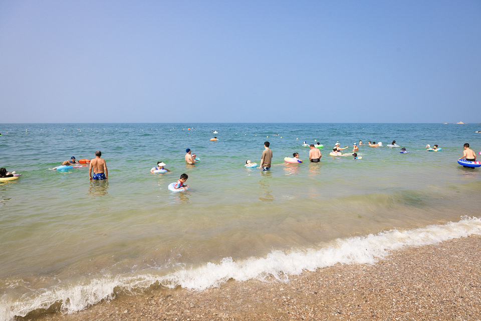 烟台海边感受夏日静谧的清凉