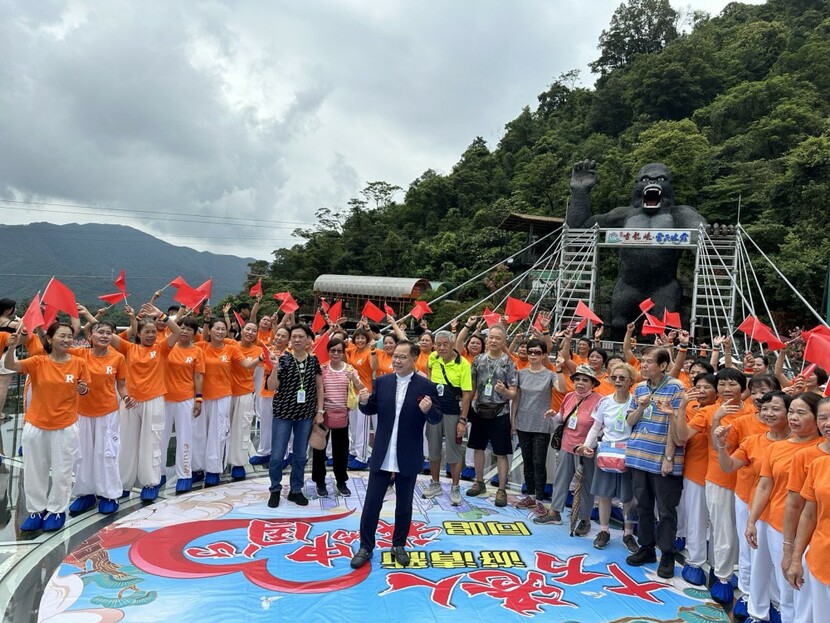 香港歌手张明敏现身广东清远 唱响经典歌曲《我的中国心》_fororder_0628张明敏