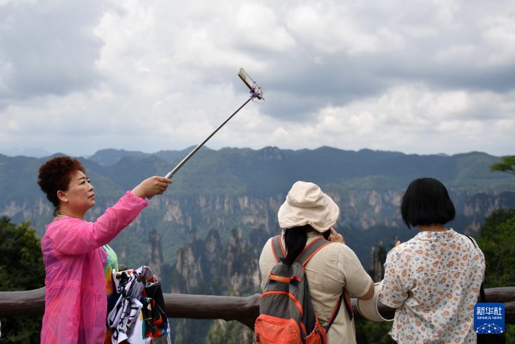 湖南张家界：旅游业持续“升温” 景区迎客流高峰_fororder_10