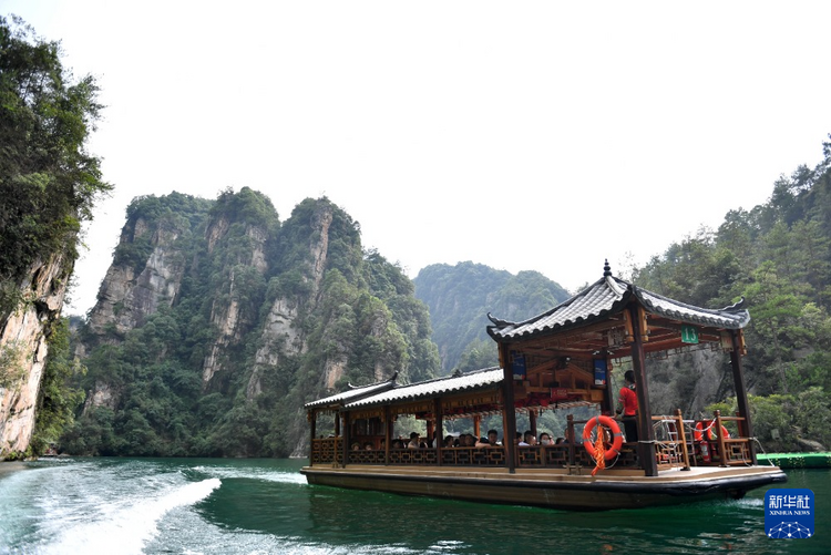 湖南张家界：旅游业持续“升温” 景区迎客流高峰_fororder_7