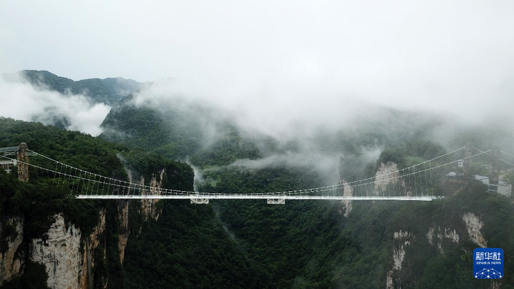 湖南张家界：旅游业持续“升温” 景区迎客流高峰_fororder_13