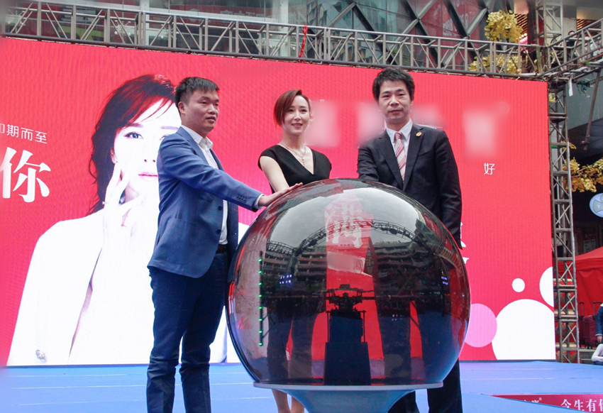 胡静活动现场传授撩妹秘籍 深V长腿气场全开