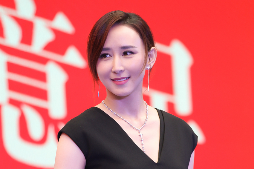 胡静活动现场传授撩妹秘籍 深V长腿气场全开