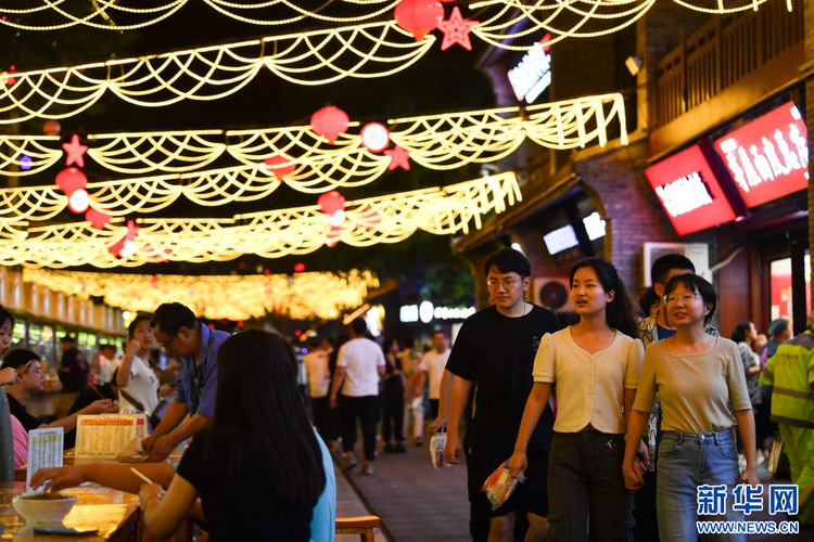 陕西延安：“夜经济”激发消费活力