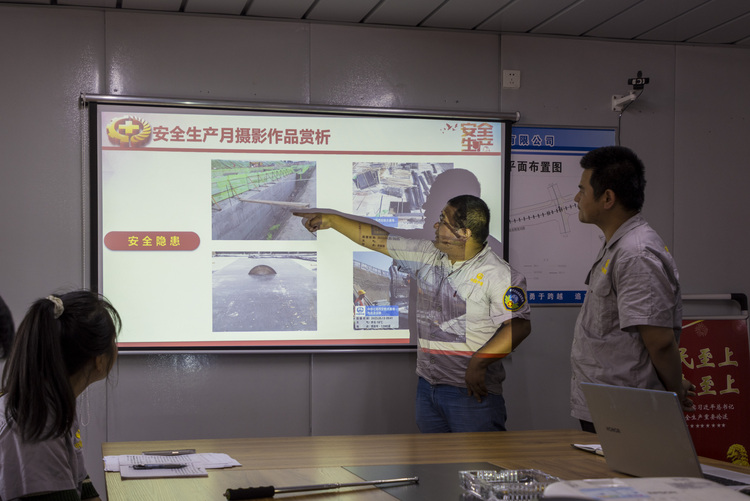 中铁七局西安航天基地市政项目部安全生产月总结交流会圆满举办_fororder_排查隐患-王庆明摄.JPG