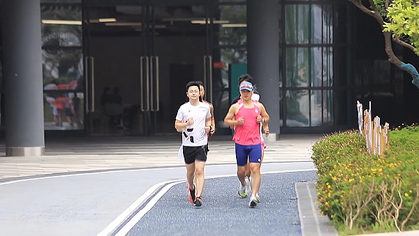 爱成都 迎大运｜简阳市：体育惠民 悦享全民健身运动激情_fororder_简阳市文体中心场馆外跑步爱好者-供图-简阳市融媒体中心