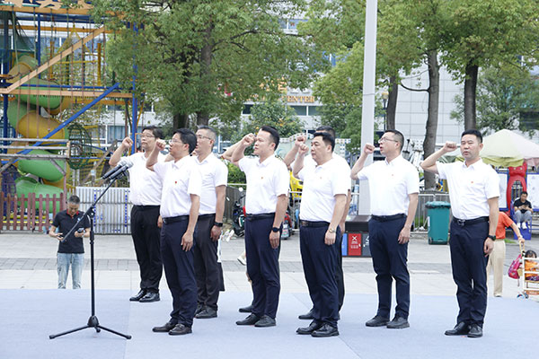 （张）宜宾南溪区举行“初心践使命·星火暖民心”集中主题党日活动_fororder_重温入党誓词-摄影-高学兵