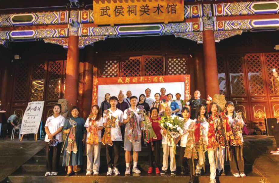 （转载）17年的心愿终于达成 她让博物馆里的成都灯影动起来