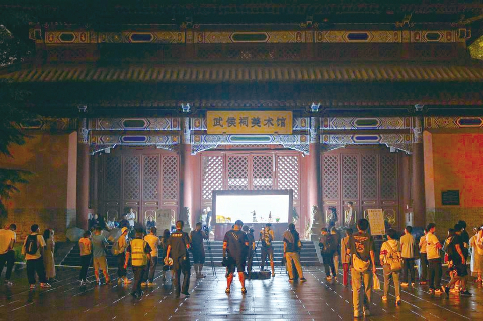 （转载）17年的心愿终于达成 她让博物馆里的成都灯影动起来