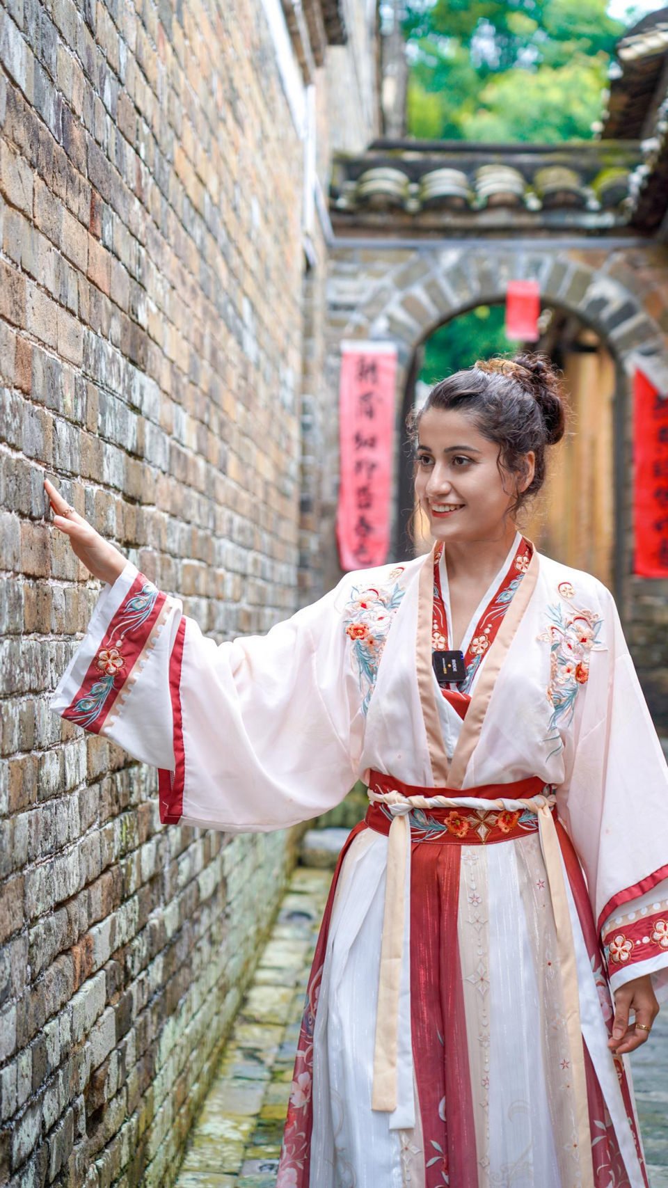 “云说壮美 钦州正当红”｜土耳其网红达人穿汉服打卡“广西楹联第一村”_fororder_图片6