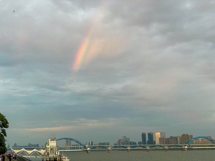 杭州风雨间歇见彩虹_fororder_1690634367174_64c5087fc8cfa9000144f72c