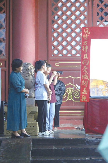 （转载）17年的心愿终于达成 她让博物馆里的成都灯影动起来
